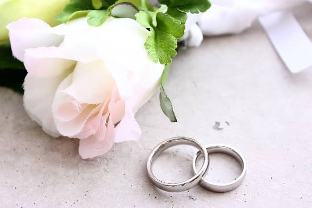 結婚したら変わった夫と妻が見つめる、新婚当時から変わらない指輪