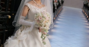 これから結婚する女性がウエディングドレス姿で立っている