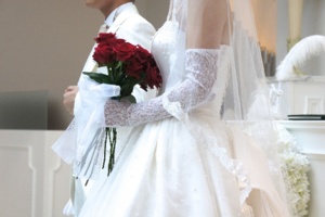 結婚式で着るウエディングドレスとブーケの画像