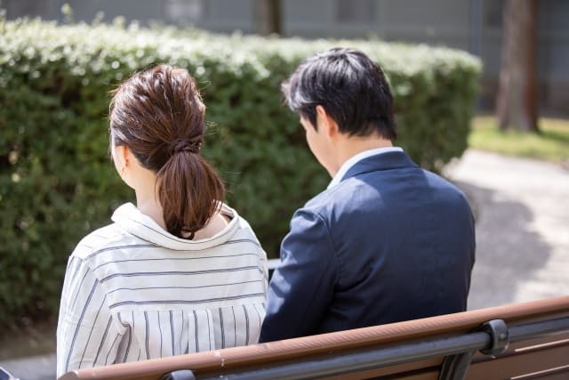 好き避け女性の落とし方に失敗した男性、気まずい雰囲気になっている