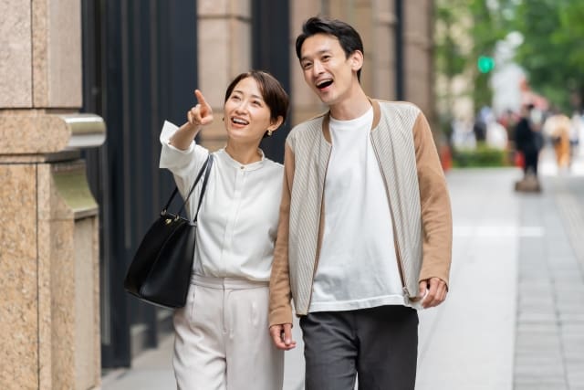 プロポーズ前の彼氏とブライダルフェアデートに行く女性