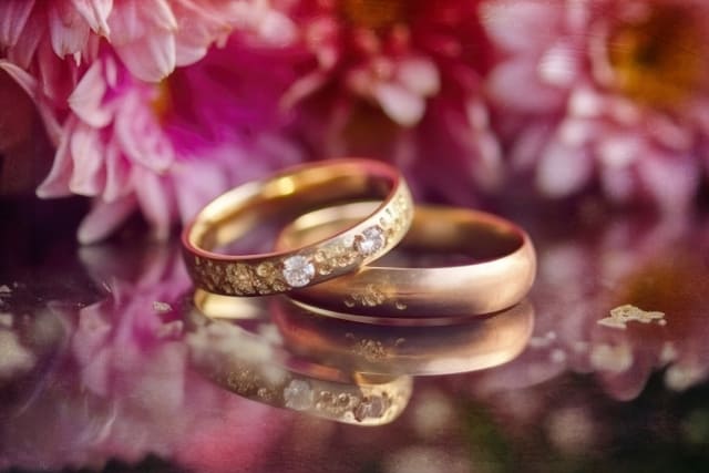 別れた彼氏が他の女とすぐ結婚したことにショックを受けた女性が見つめる２つの結婚指輪