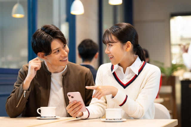 付き合ってないのにおごってくれる男性と、その心理や理由が気になる女性