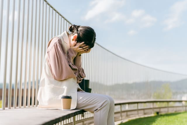 泣いてる彼女。男性はなんて言ったらいいか悩んで何も言えないでいる