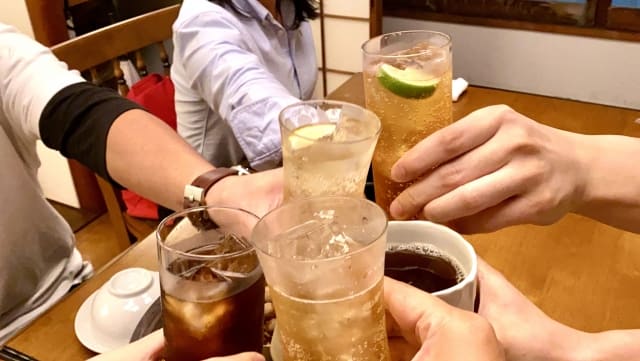 好きな人に飲み会でアピールする方法を実践する時の乾杯シーン