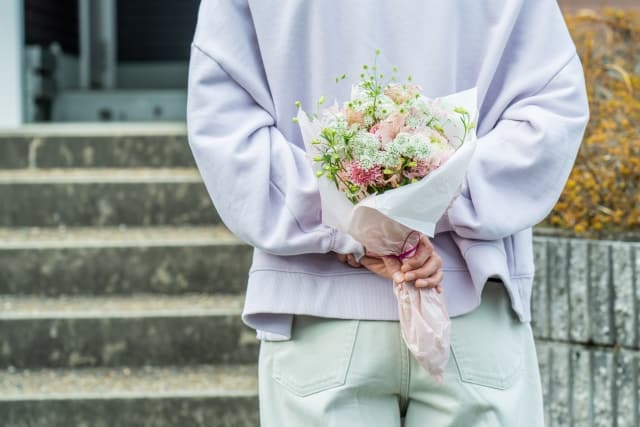 初めて会った時から好きでしたと告白する男性