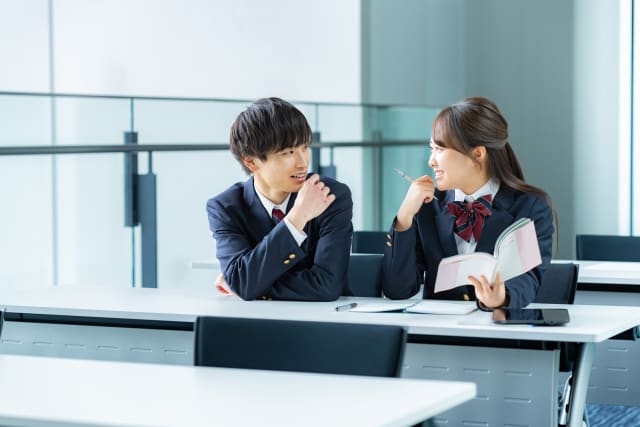 卒業式に告白した方がいいのか悩む男子と、好きな人が2人で勉強している様子